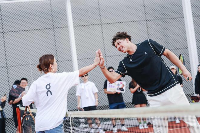 尼亚正式晋 尼亚正式晋