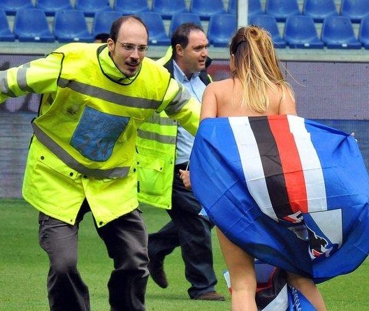 对手禁区触 对手禁区触